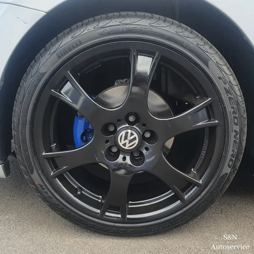 Blauw gelakte remklauw op een Volkswagen Golf