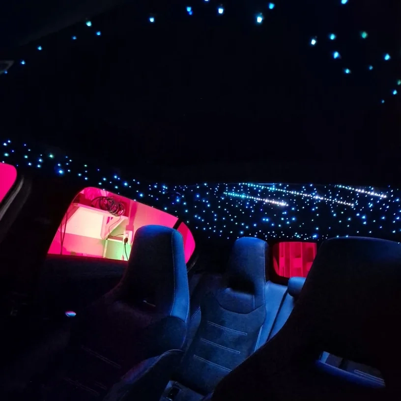 Sterrenhemel met glasvezelverlichting in een autodak
