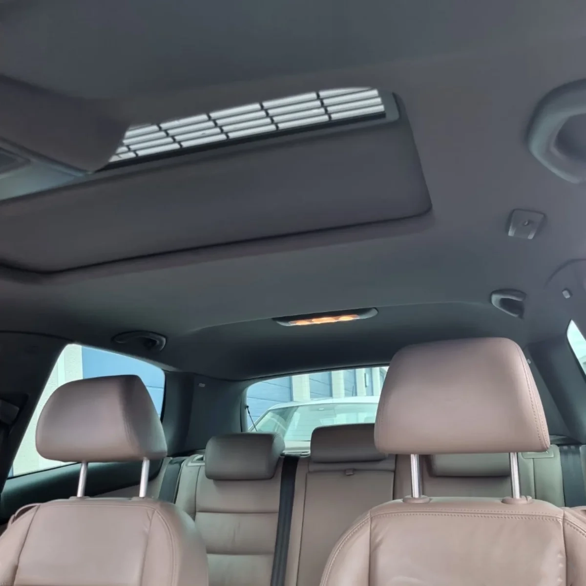 Hemelbekleding met zonnedak in een auto-interieur